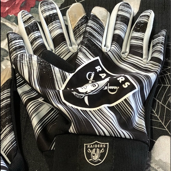 NWT 2014 LAS VEGAS OAKLAND RAIDERS CLOSEOUT STADIUM TOUCH GLOVES FINGERTIP TECH - Picture 3 of 9